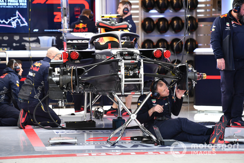 Red Bull Racing RB14 garajda
