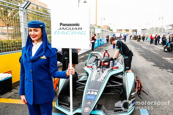 Representante de Saudia con el letrero de Mitch Evans, Panasonic Jaguar Racing, Jaguar I-Type 3 