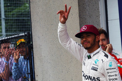 Льюїс Хемілтон, Mercedes AMG F1 святкує свою поул-позицію в закритому парку