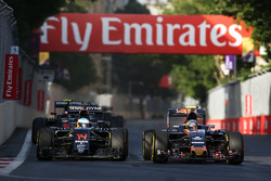 Fernando Alonso, McLaren MP4-31, und Carlos Sainz Jr., Scuderia Toro Rosso STR11, im Positionskampf