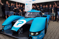 Groepsfoto, onthulling racewagen op waterstof van de TU Delft