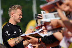 Kevin Magnussen, Renault firma autógrafos