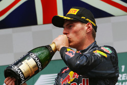 Podium: derde plaats, Max Verstappen, Red Bull Racing drinkt uit de champagnefles