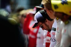 Fernando Alonso, McLaren pendant que la grille écoute l'hymne national