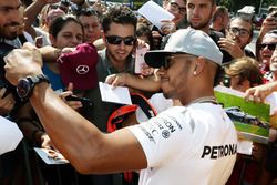 Lewis Hamilton, Mercedes AMG F1 con fans