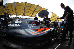 Команда працює над болідом Дженсона Баттона, McLaren MP4-31 на стартовій решітці