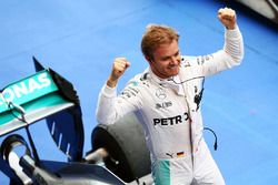 El ganador de la carrera Nico Rosberg, Mercedes AMG F1 celebra en parc ferme
