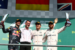 Podium: Sieger Nico Rosberg, Mercedes AMG Petronas F1 W07; 2. Daniel Ricciardo, Red Bull Racing RB12
