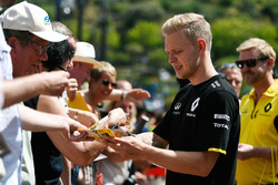 Кевін Магнуссен, Renault Sport F1 Team дає автографи вболівальникам