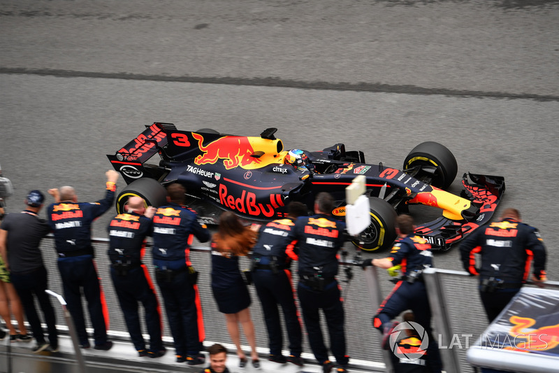 Daniel Ricciardo, Red Bull Racing RB13 crosses the line