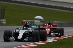 Valtteri Bottas, Mercedes AMG F1 W08, Sebastian Vettel, Ferrari SF70H