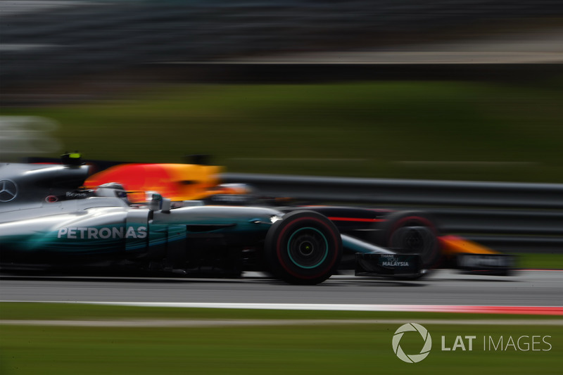 Daniel Ricciardo, Red Bull Racing RB13 and Valtteri Bottas, Mercedes-Benz F1 W08 battle