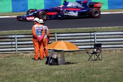 Oficiales observan a Daniil Kvyat, Scuderia Toro Rosso STR12