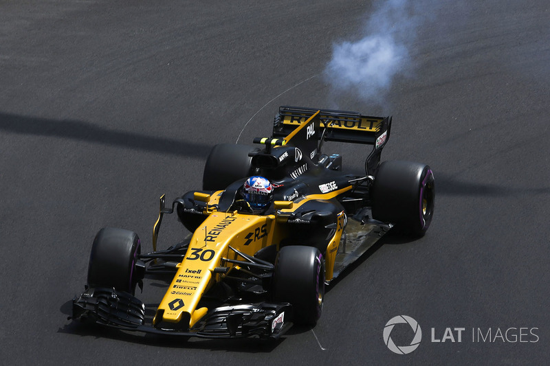 Nubes de humo emergen desde la parte posterior Jolyon Palmer, Renault Sport F1 Team RS17