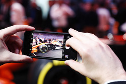 Gli ospiti scattano foto alla McLaren MCL32