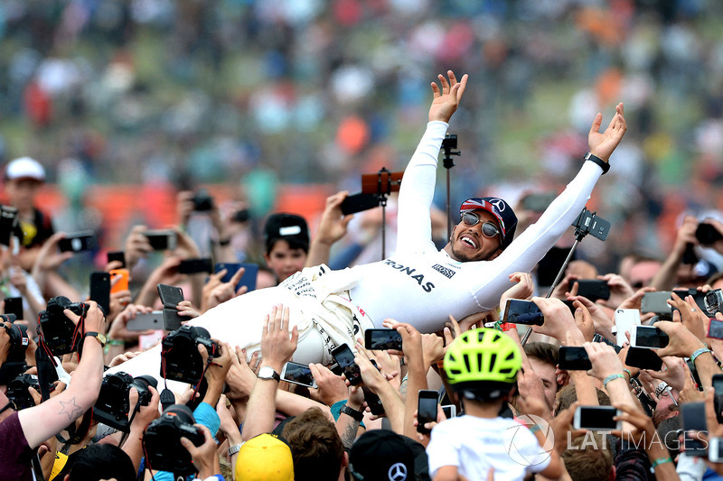 Ganador de la carrera Lewis Hamilton, Mercedes AMG F1 celebra con los aficionados