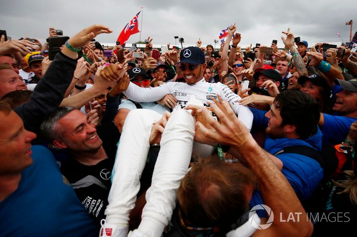 Ganador de la carrera Lewis Hamilton, Mercedes AMG F1, celebra la victoria con los aficionados