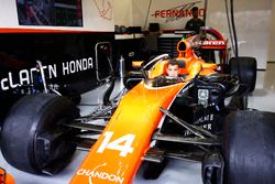 Un joven fan se sienta en la cabina de Fernando Alonso McLaren MCL32