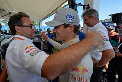 Руководитель Volkswagen Motorsport Свен Сметс, инженер Ян-Жерар де Йонг и Себастьен Ожье