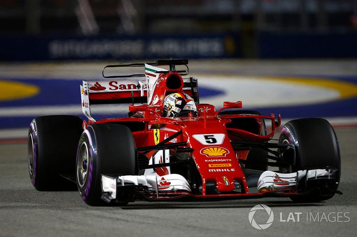 Ganador de la pole Sebastian Vettel, Ferrari SF70H, celebra en su camino a Parc Ferme