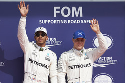 Polesitter Lewis Hamilton, Mercedes AMG F1; 3. Valtteri Bottas, Mercedes AMG F1
