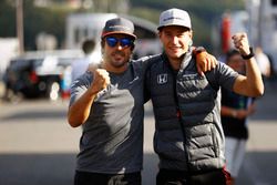 Fernando Alonso, McLaren, Stoffel Vandoorne, McLaren, mostrano solidarietà prima del weekend