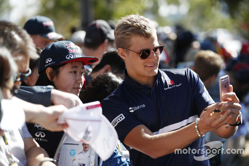 Маркус Ерікссон, Sauber, фотографується з фанатом