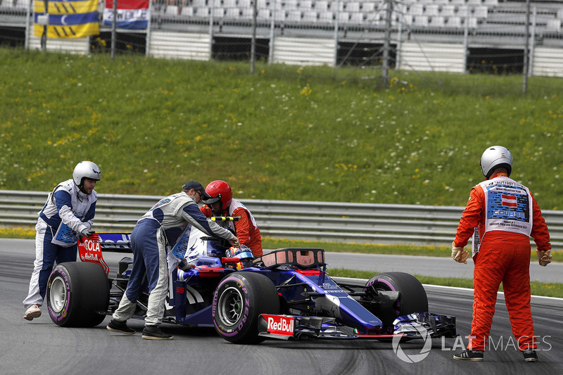 Carlos Sainz Jr., Scuderia Toro Rosso STR12 pist üzerinde kalıyor