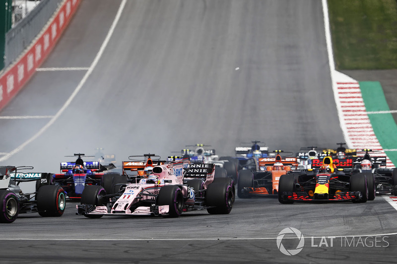 Daniil Kvyat, Scuderia Toro Rosso STR12, collides, Fernando Alonso, McLaren MCL32