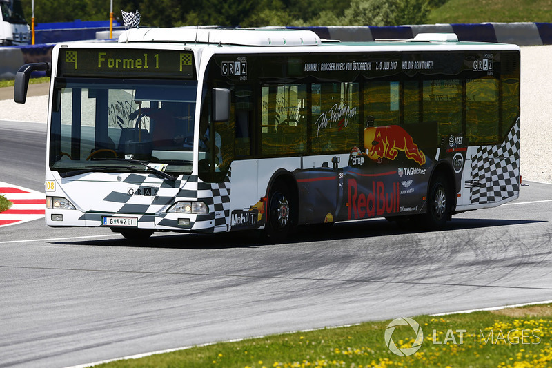 Un bus sur la piste