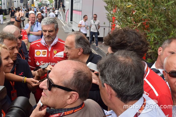 Maurizio Arrivabene, director de la Scuderia Ferrari, Sergio Marchionne, Presidente Ferrari y CEO Fiat