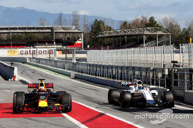 (L to R): Daniel Ricciardo, Red Bull Racing RB13 and Felipe Massa, Williams FW40 in the pits