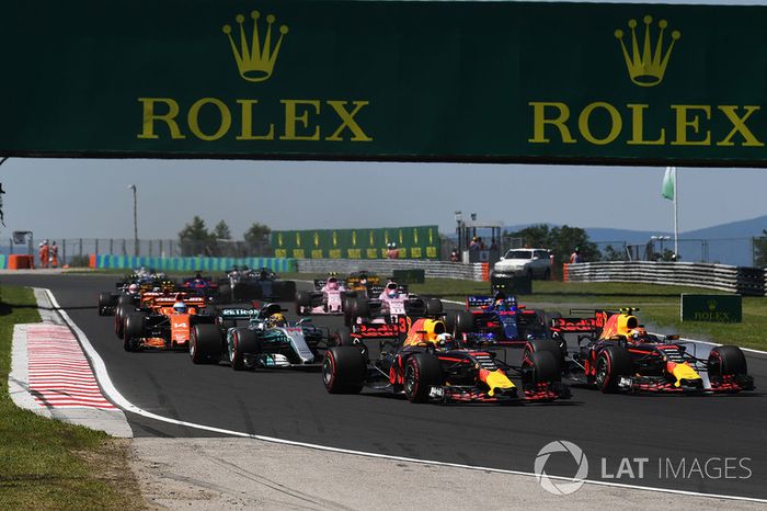 Daniel Ricciardo, Red Bull Racing RB13 y Max Verstappen, Red Bull Racing RB13 al inicio de la carrera