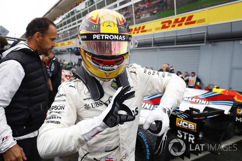 Hamilton conquistou sua pole de número 69 e deixou para trás Michael Schumacher neste quesito. O inglês agora é o líder isolado nessa estatística.