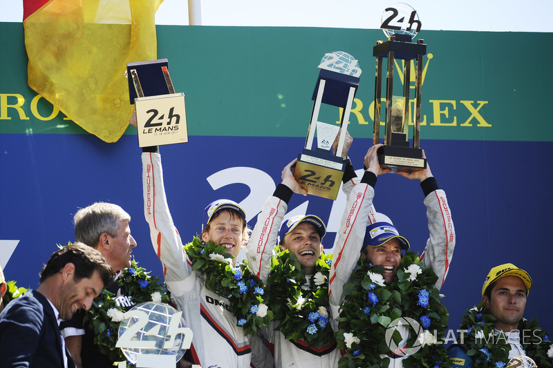 Brendon Hartley, Porsche Team, di podium juara Le Mans 24 Jam 2017