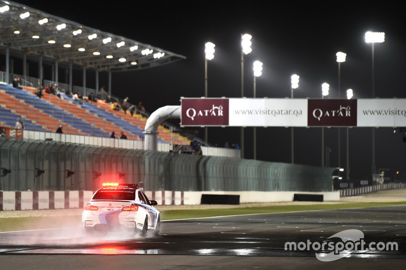 Safety Car BMW melaju di trek basah