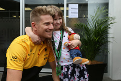 Nico Hulkenberg, Renault Sport F1 Team avec une fan