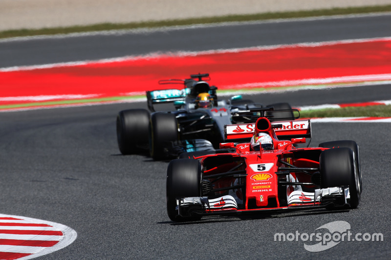 Sebastian Vettel, Ferrari SF70H, Lewis Hamilton, Mercedes AMG F1 W08