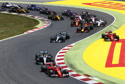 Départ : Sebastian Vettel, Ferrari SF70H, Lewis Hamilton, Mercedes AMG F1 W08, Valtteri Bottas, Mercedes AMG F1 W08, Max Verstappen, Red Bull Racing RB13, et le reste du peloton dans les premiers virages alors que Kimi Raikkonen, Ferrari SF70H, Max Verstappen, Red Bull Racing RB13, sont pris dans un accrochage
