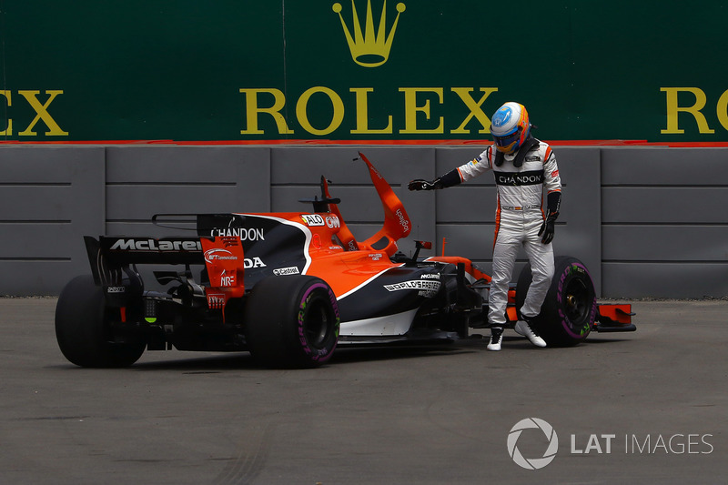 Fernando Alonso, McLaren stops on track in FP1