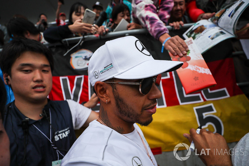 Lewis Hamilton, Mercedes AMG F1 signs autographs for the fans