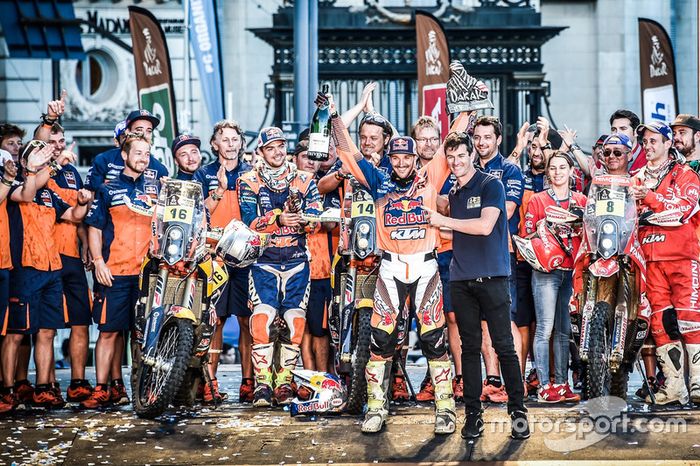 Ganadores #14 Red Bull KTM Factory Racing: Sam Sunderland y #16 Red Bull KTM Factory Racing: Matthias Walkner y #8 KTM: Gerard Farres Guell with Marc Coma