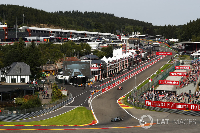 Валттері Боттас, Mercedes AMG F1 W08, пускає іскри перед Стоффелем Вандорном, McLaren MCL32