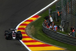 Romain Grosjean, Haas F1 Team VF-17 et des photographes