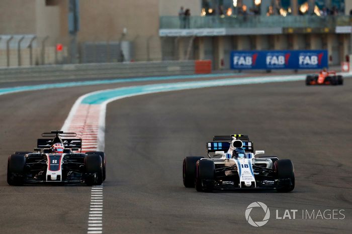 Romain Grosjean, Haas F1 Team VF-17 va amplio tratando de superar a Lance Stroll, Williams FW40