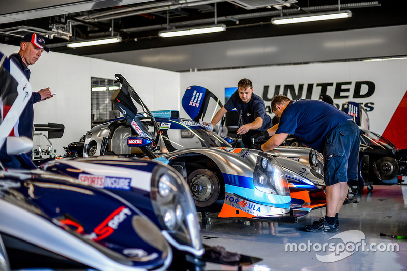 Члены команды United Autosports