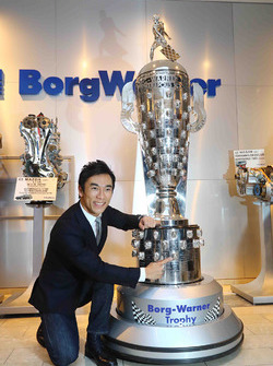 Ganador de Indy 500 Takuma Sato, Andretti Autosport con el trofeo de Borg-Warner