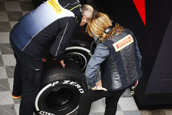 Membri del team Pirelli al lavoro