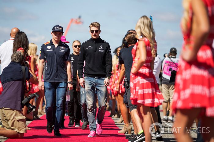 Max Verstappen, Red Bull Racing y Nico Hulkenberg, Renault Sport F1 Team en el desfile de pilotos