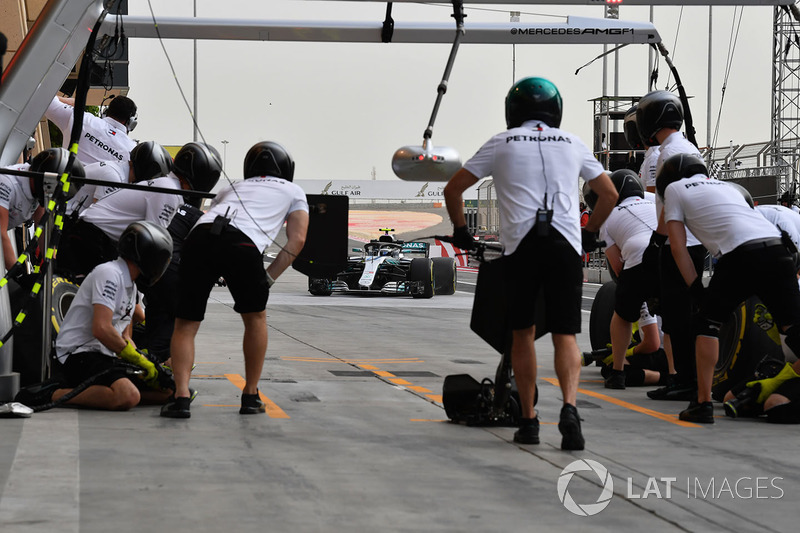 Arrêt au stand pour Valtteri Bottas, Mercedes-AMG F1 W09 EQ Power+